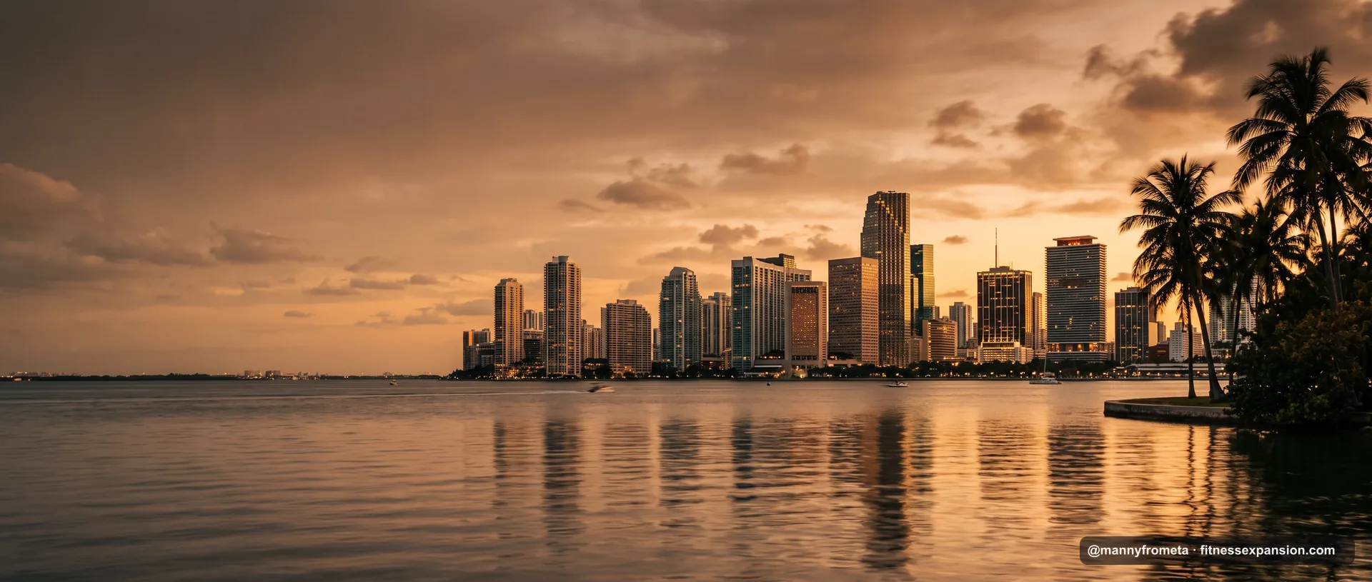 Vista de la ciudad al atardecer, fondo de la página de Manuel Frometa, fundador de Fitness Expansion